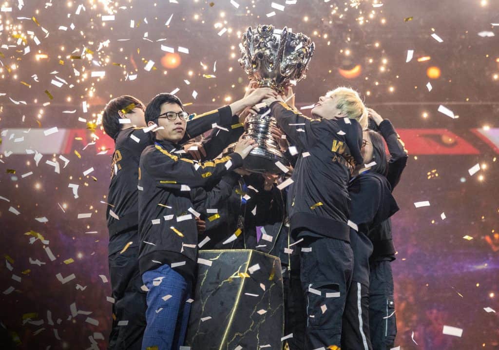 League of Legends World Champions lift the trophy